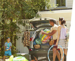 family packing up car